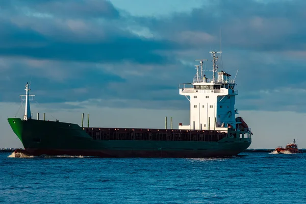绿色散货船航行从波罗的海 — 图库照片