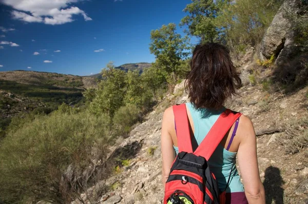 Γυναίκα Πεζοπορία Gredos Βουνά Στην Avila Spain — Φωτογραφία Αρχείου