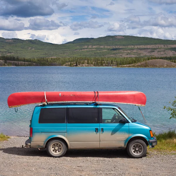 Minibús Azul Sucio Con Canoa Roja Roofrack — Foto de Stock