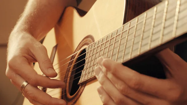 Manos Guitarrista Tocando Una Guitarra Cerca —  Fotos de Stock