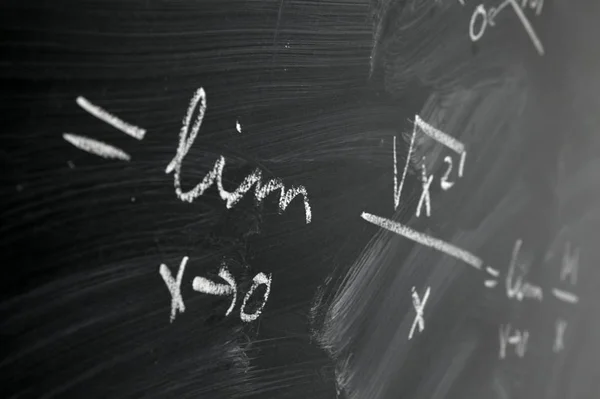 黑板上的数学公式 — 图库照片