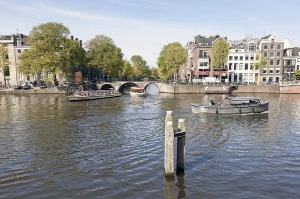 Łodzie Amstel Herengracht Słoneczny Wiosenny Poranek Amsterdamie — Zdjęcie stockowe