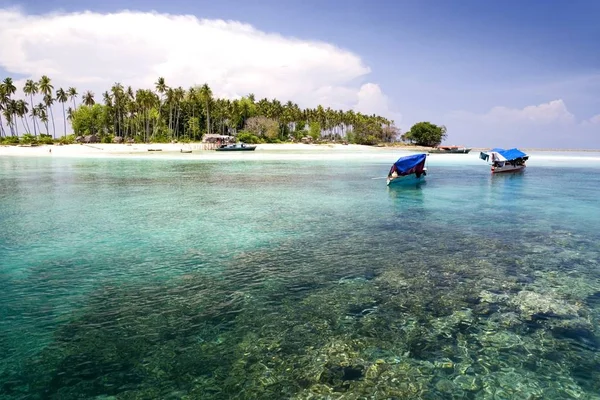 一个偏远的马来西亚热带岛屿 拥有深蓝色的天空 清澈的海水 船只和椰子树 — 图库照片