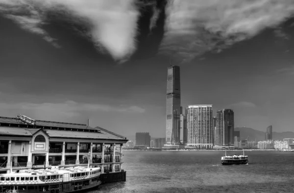 Zwart Wit Stadsgezicht Dat Een Veerboot Lag Victoria Harbor Hong — Stockfoto