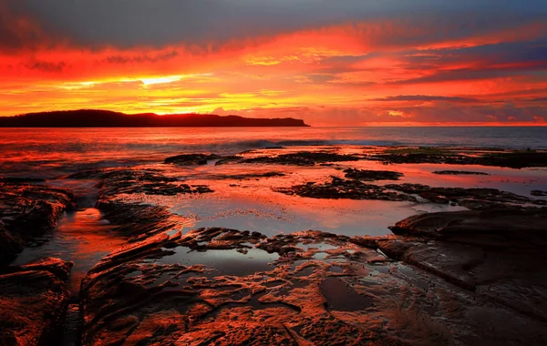 Rich Red Velvet Sunrise Casts Its Hues Pearl Beach Ocean — Stock Photo, Image