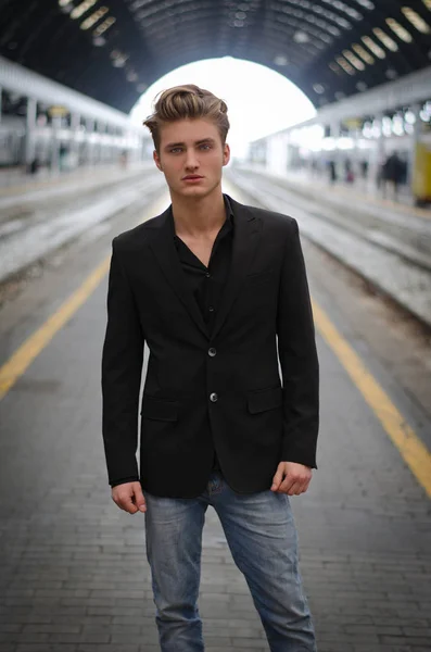 Bonito Jovem Loiro Dentro Uma Estação Trem Olhando Para Câmera — Fotografia de Stock