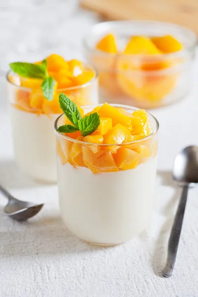 Några Glas Med Hemlagad Dessert Med Frukt — Stockfoto