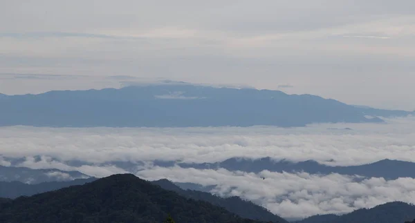 高山と朝雲空 — ストック写真