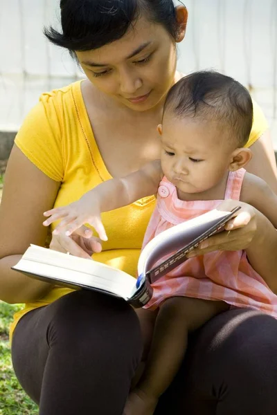Multitarea Concepto Asiático Joven Madre Leyendo Libro Mientras Niñera Bebé —  Fotos de Stock
