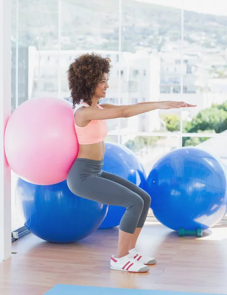 Vista Laterale Una Giovane Donna Sportiva Con Palla Ginnastica Nella — Foto Stock