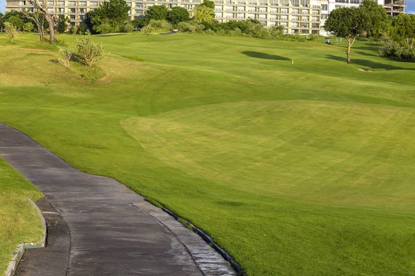 Hermosa Vista Del Campo Golf Verde Con Cielo Azul —  Fotos de Stock