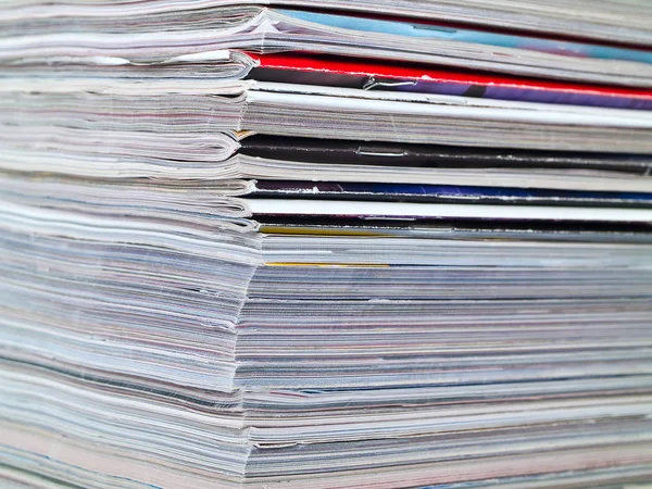 Пачка Журналов Заполняющих Раму Сверху Донизу Фокусируясь Краю Угла Стоковая Картинка