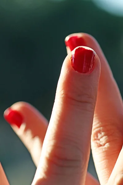Closeup Tiro Alguns Dedos Unhas Vermelhas Uma Mulher — Fotografia de Stock