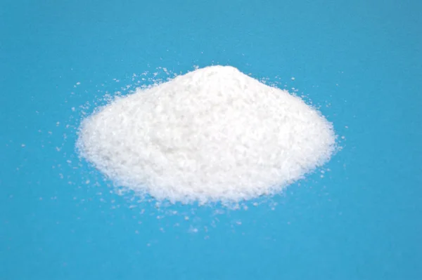 Kis Mennyiségű Cukor Kék Háttéren — Stock Fotó