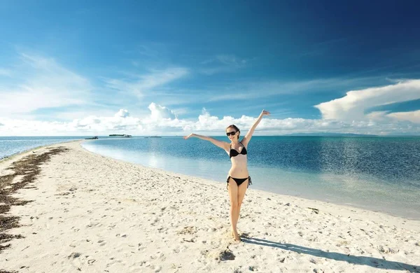 Chica Una Playa Tropical Con Los Brazos Extendidos —  Fotos de Stock