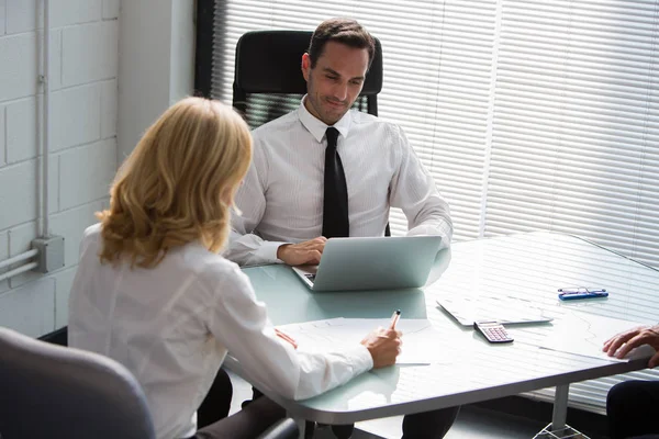 Twee Zakenmensen Die Een Vergadering Het Kantoor Houden Met Behulp — Stockfoto