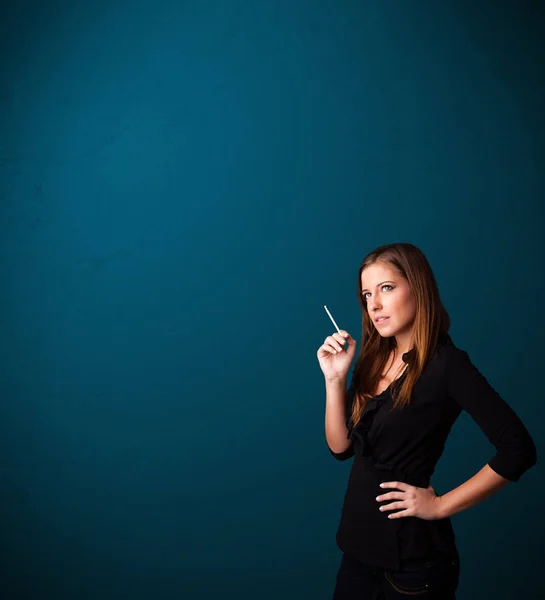 Mulher Bonita Fumando Cigarro Com Espaço Cópia — Fotografia de Stock