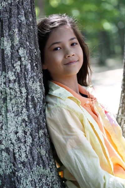 Молода Дівчина Розслабляючий Проти Дерево Влітку Частина Тайська Скандинавські Спуск — стокове фото