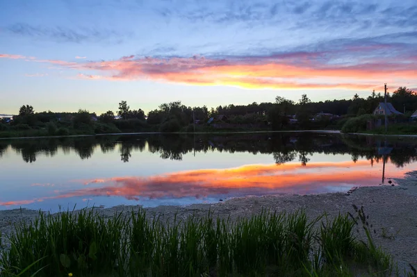 Feiner Rückgang Einen Teich Und Das Dorf — Stockfoto