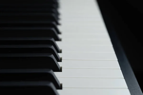 钢琴键盘的一个戏剧性的黑暗画面 — 图库照片