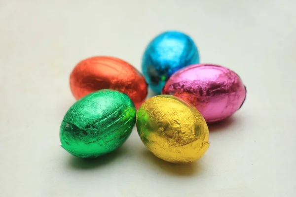 Ovos Páscoa Chocolate Folha Metálica Várias Cores — Fotografia de Stock