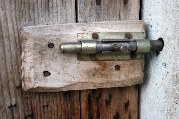 釘で固定されたレトロなドアロッカー — ストック写真