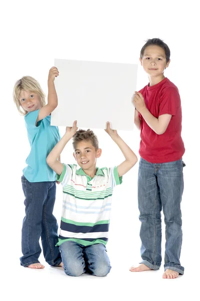 看板を持つ3人の少年 — ストック写真
