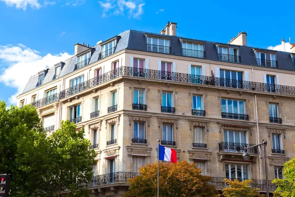 파리와 프랑스 국기의 전형적인 — 스톡 사진