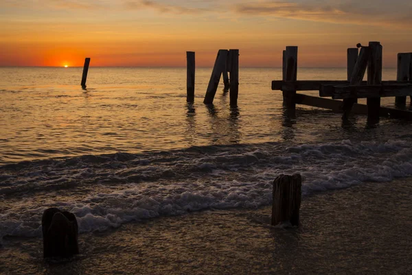 Sunset Beach Cape May Régi Horgász Pilings Naplementekor — Stock Fotó