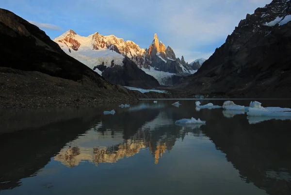 Αντανάκλαση Της Σέρο Τόρε Στη Laguna Torre Παταγονία Αργεντινή Νότια — Φωτογραφία Αρχείου