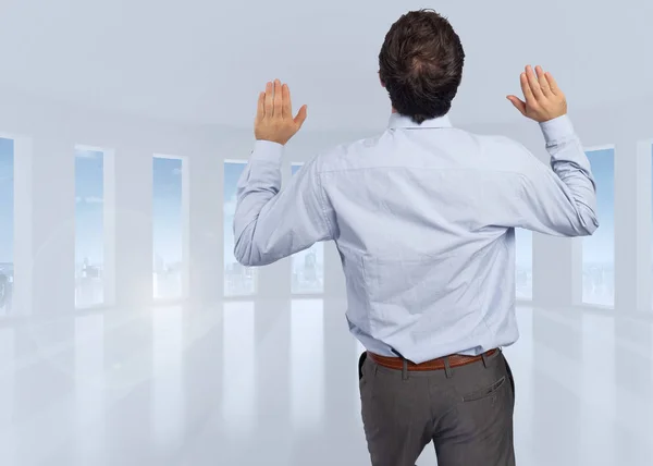 Επιχειρηματίας Στέκεται Χέρια Πάνω Από Φωτεινό Λευκό Δωμάτιο Παράθυρα — Φωτογραφία Αρχείου