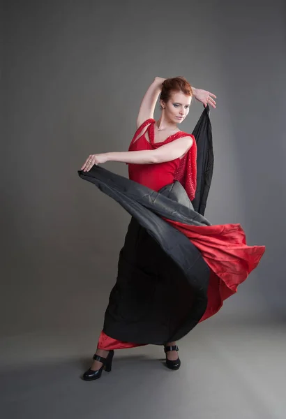 Flamenco Danser Swinging Rok Een Grijze Achtergrond — Stockfoto