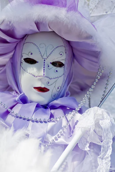 Carnaval Venetië Met Model Gekleed Verschillende Kostuums Maskers Violet Dame — Stockfoto