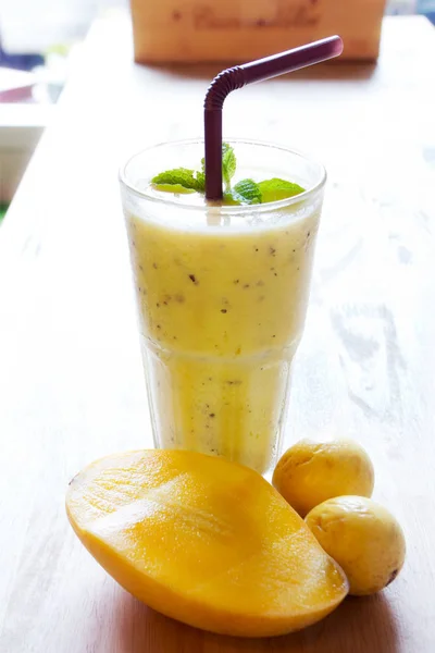 Gesunder Smoothie Saft Mango Mit Passionsfrucht Auf Holz Hintergrund Mischen — Stockfoto