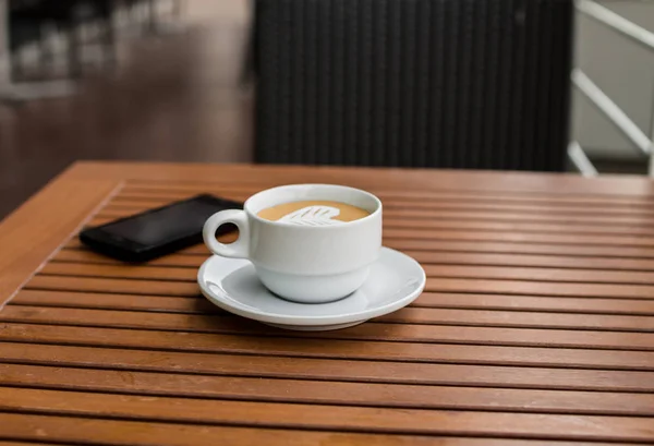 Tazza Caffè Sul Tavolo Vicino — Foto Stock