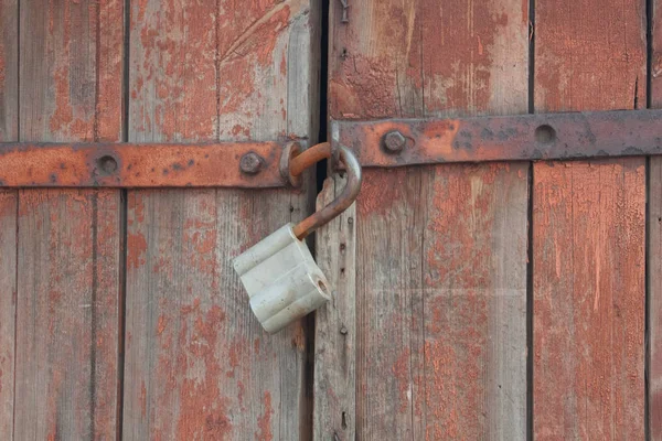 古い木製のドアを開いた南京錠付き — ストック写真