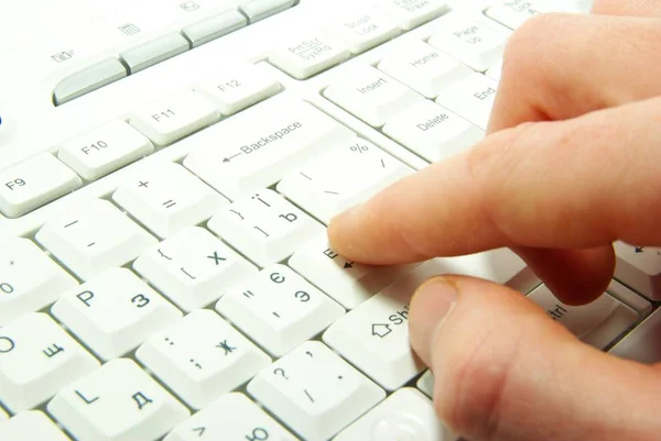 白いコンピュータのキーボードを入力する男性の手 — ストック写真