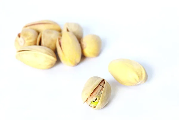 Pistacchi Isolati Fondo Bianco — Foto Stock