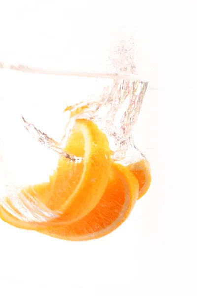 Апельсини Потрапляють Воду — стокове фото