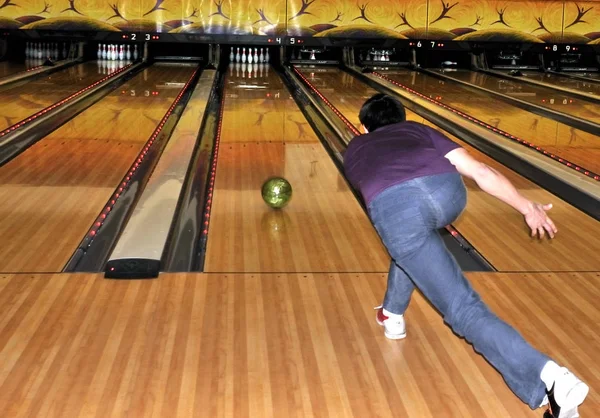 Back View Man Playing Bowling — Stock Photo, Image