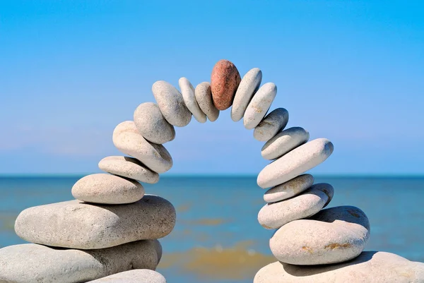 Kamenný Oblouk Červeným Kamenem Nahoře Ráno Pláži — Stock fotografie