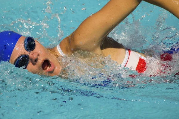 Havuzda Kadın Profesyonel Yüzücü — Stok fotoğraf