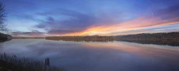 Solnedgång Columbia River Gorge Med Vatten Reflektion Oregon Panorama — Stockfoto