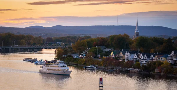 Görüş Seers Bir Riverboat Güzel Bir Sıcak Yaz Akşamı Nehir — Stok fotoğraf