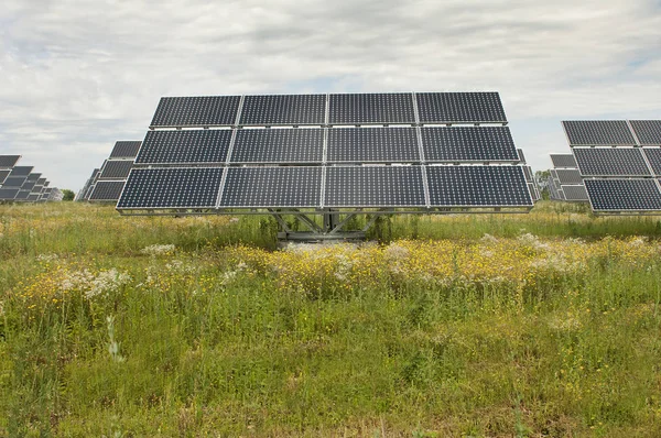 太阳能电池板大型公园 — 图库照片