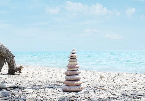 Pyramid Småsten Stranden — Stockfoto