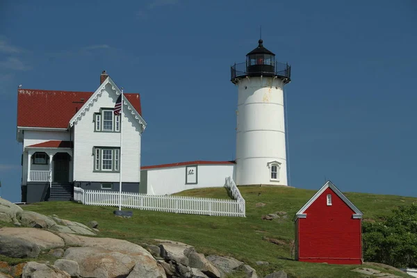 Cape Neddick Nubble Jasny Dom Jasnym Błękitne Niebo — Zdjęcie stockowe