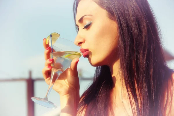Atractiva Joven Hembra Sosteniendo Una Copa Bebiendo Cóctel Martini — Foto de Stock