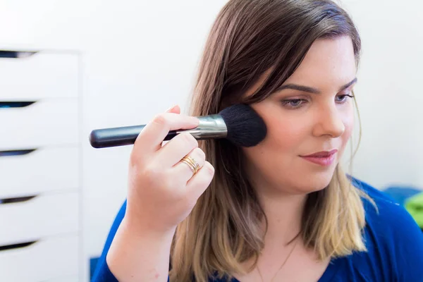 Vrouw Toepassing Van Make Haar Slaapkamer Lacht — Stockfoto