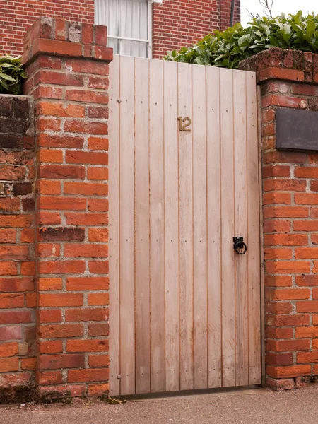 Una Puerta Madera Exterior Cerrada Con Número Unida Una Pared — Foto de Stock